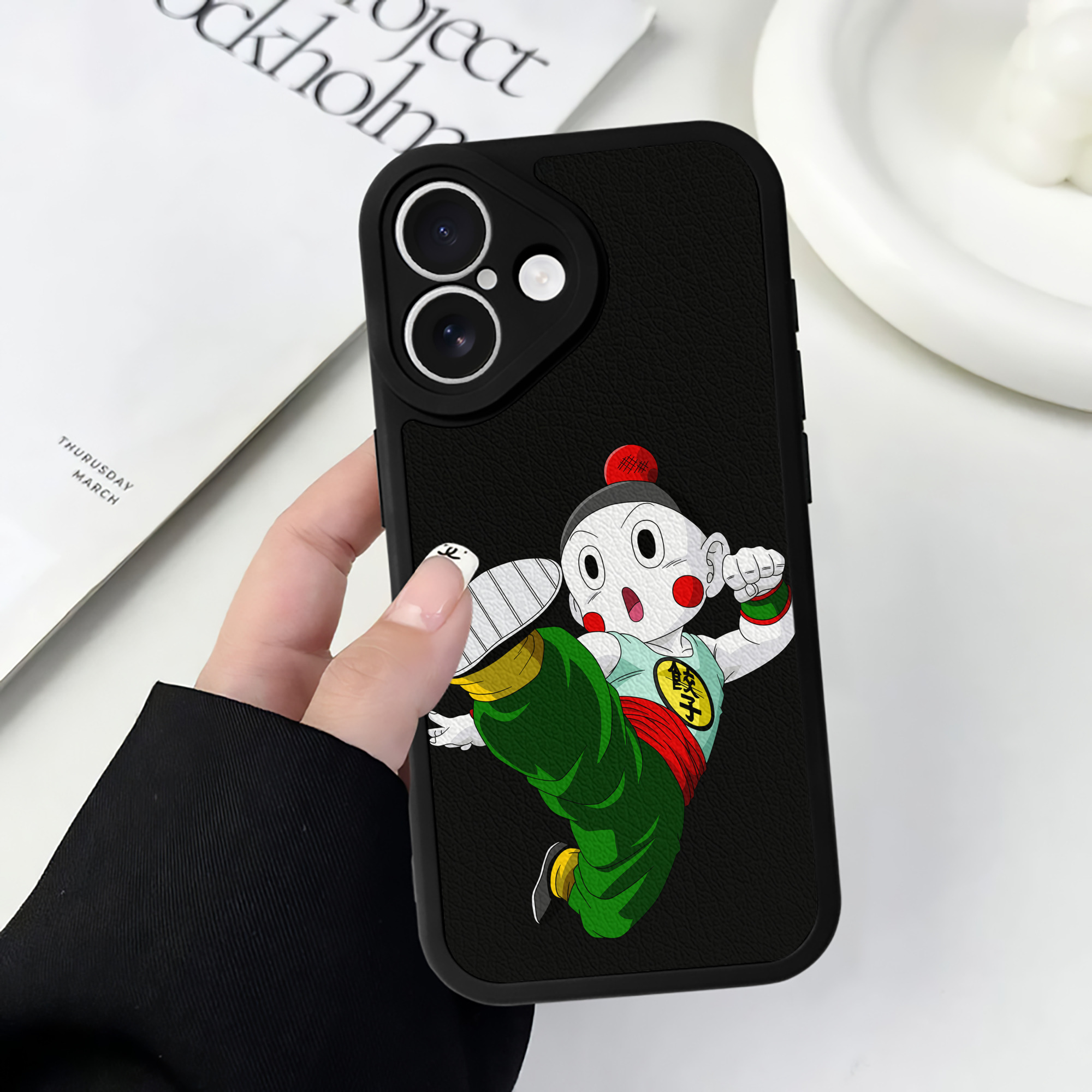 （画像用） ドラゴンボール 餃子（チャオズ）DRAGON BALL Chaoz 【iPhone 16シリーズ対応】シリコンスマホケース（レザー調） 材質：シリコン